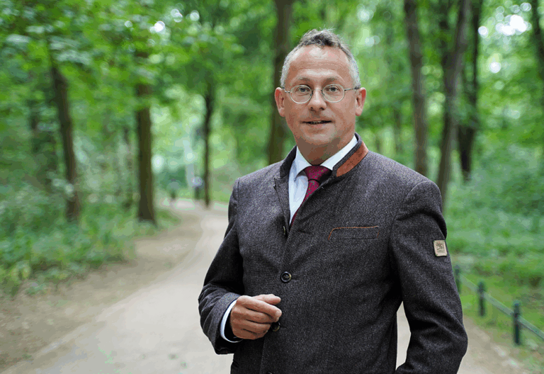 Stark bedrohten Rothirsch retten