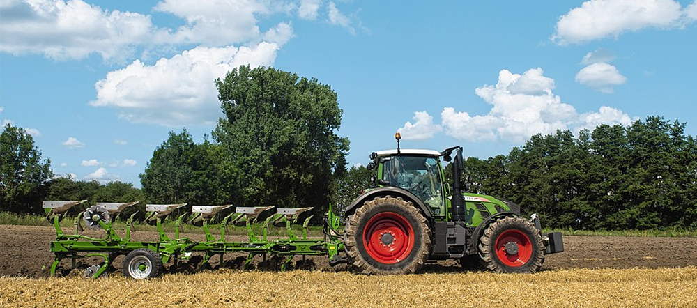 Fendt 724 Vario mit einem 6-Schar-Pflug von Amazone